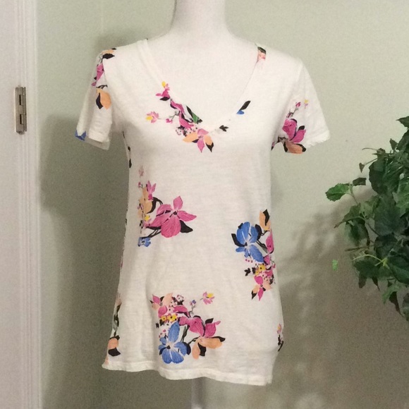 a new day Tops - ❤️UC V neck S/S white tee with pink, peach flowers